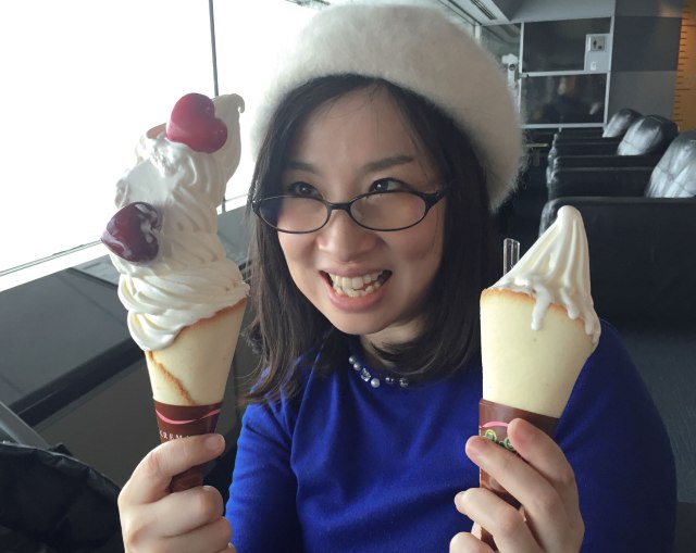 究極のソフトクリーム『クレミア』にデカ盛りサイズが爆誕！ 3倍の『クレミアタワーサイズ』を食べてみた / 幸せが訪れた！