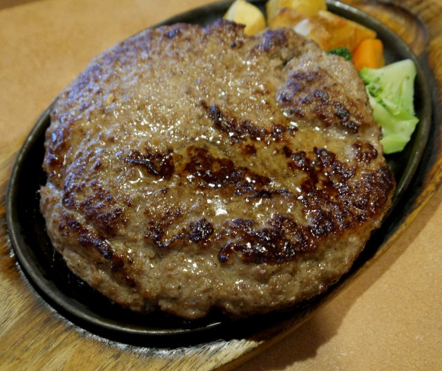 ステーキのどんの新メニュー「3代目横綱ハンバーグ」がデカすぎるッ!! 鉄板を覆い尽くすほどの大きさに驚いた