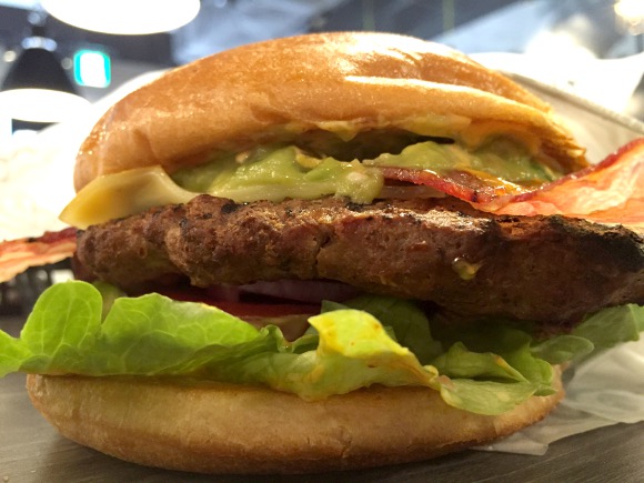 【カールス・ジュニア】アメリカ発「最後の大手ハンバーガーショップ」が秋葉原に上陸 / 4時間並んで食べた