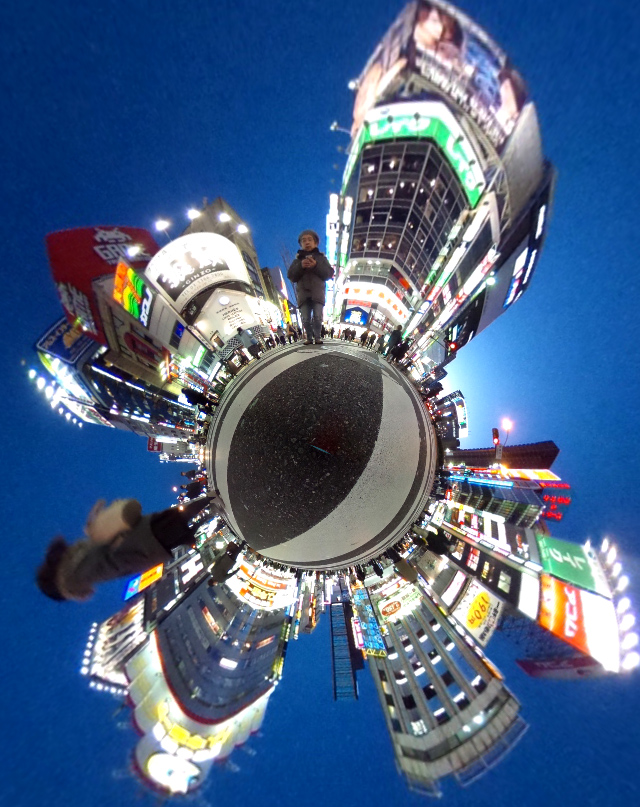 天球カメラ「Theta」と画像加工アプリで夜の新宿を撮影したらとても
