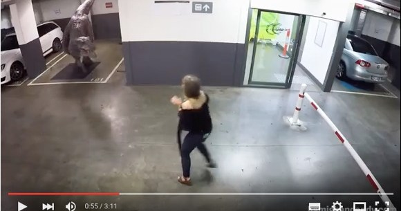 ドッキリ動画 恐竜 に遭遇すると 人はこんなふうに反応する ロケットニュース24