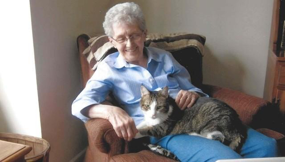 同じ日に4時間差で天国へ！ 13年間連れ添ったネコとおばあさんのストーリーが感動的