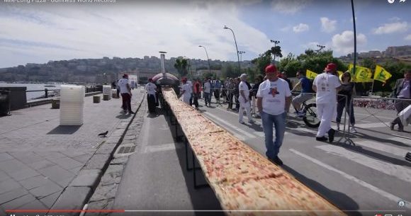 ギネス認定 長さ約1 85kmのピザがイタリアで爆誕 トマトは1600kg 小麦粉とチーズは各00kgッ ロケットニュース24