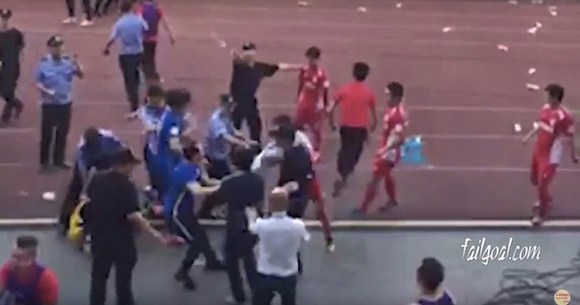 衝撃サッカー動画 中国で史上最悪とも言える乱闘が勃発 カンフーキックも飛び出して殴る蹴るの大惨事 ロケットニュース24