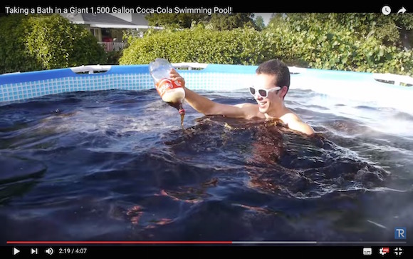 【衝撃検証動画】100万円分のコーラでプールを作ったらこうなった