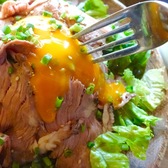「大阪王将」系列で唯一の肉バル！ なまらウマい「ラム肉丼」が食べられる北海道『サッポロボーン』