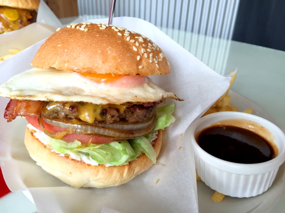 【最強ハンバーガー決定戦】第8回：スモーキーベーコンとBBQソースが痺れるウマさ！東京・大泉学園「ブッチャーズテーブル」