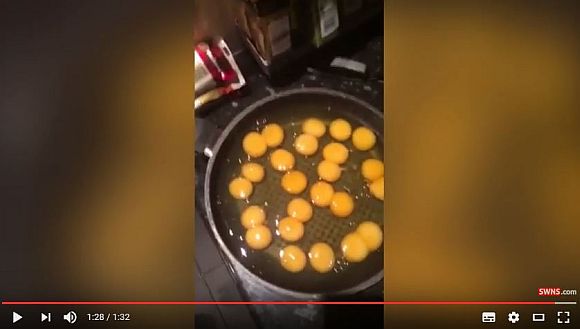 【これは奇跡】1パック分の卵を割ったら「全部に黄身が2つずつ入ってた！」って動画 / 二黄卵の確率は1000分の1×12回＝天文学的確率