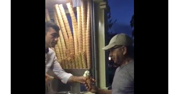 テクはものすごいのに ウザすぎるアイスクリーム屋台 が激撮される ネット民も 俺なら速攻でキレる とイライラ ロケットニュース24