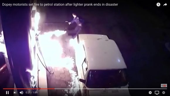 【おそロシア動画】男が給油口付近でライターに火を付ける → 車が炎上して大慌て