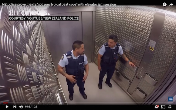 エレベーター内で羽目を外した警察官の映像が世界に拡散！ 密室で思わぬ事態に発展したと話題