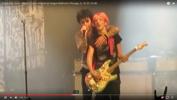 【動画】Green Dayのライブで「何でも弾ける」と宣言したファンがステージ上でメンバーさながらのギタープレイを披露