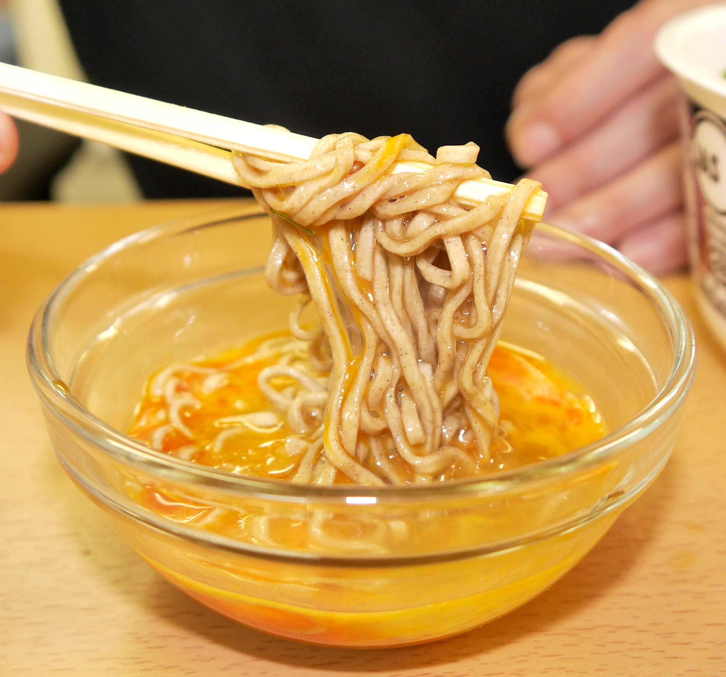 禁断アレンジレシピ カップ麺を 日本一高い卵 につけて食べると激ウマ 貴族の食べ物に大変身ッ ロケットニュース24