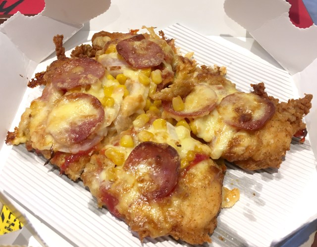 【今日発売】フライドチキンをピザ化したKFCの新商品『CHIZZA』を食べてみた / カロリーで殴られる気分