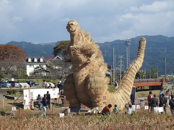 福岡県の田んぼにワラで作った『巨大ゴジラ』が出現中！ | ロケット