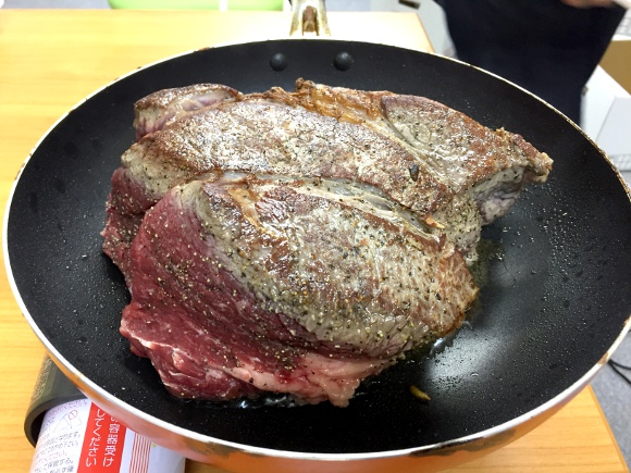 【最強レシピ】コストコの巨大肉で作る「炊飯器ローストビーフ」が爆ウマ・激安・超簡単！