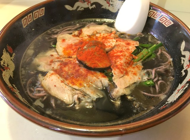 【グロウマ】真っ黒スープに紫麺の『妖怪ラーメン』を食べてみた！ 見た目と裏腹にビックリするほどのサッパリさ / 京都「お食事処いのうえ」