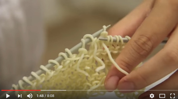 【謎の傑作】インスタントラーメンで編み物をする動画がシュール過ぎる