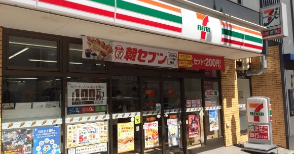 驚愕 コンビニ強盗を女性店員 54歳 が瞬殺で撃退しネット騒然 強すぎる 用心棒代も払うべき 母親だったとか など ロケットニュース24