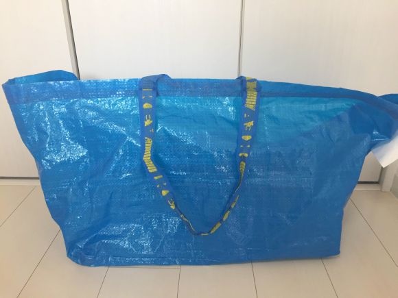 【クリソツ】バレンシアガの23万円もする高級バッグがIKEAのキャリーバッグにしか見えない！