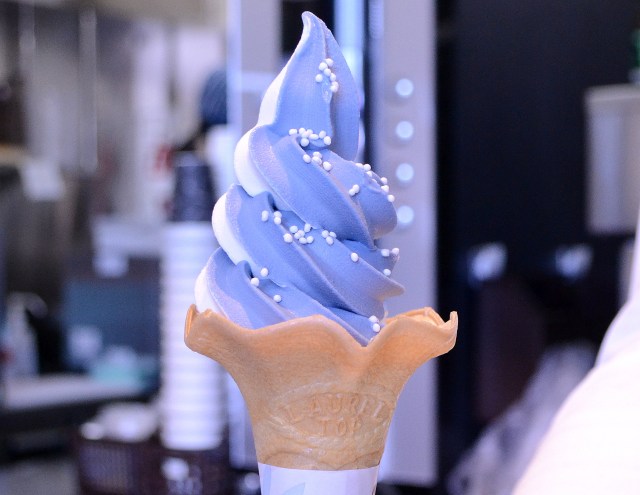 青いソフトクリームがカワイイ上に超ウマい～!!  大阪「海遊館」の『ジンベエソフト』はさっぱりラムネ味で夏向きやで！