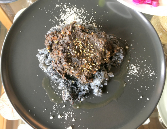 真っ黒な「隕石カレー」を食べてみた！ 自然の造形美を感じる料理に思わず胸キュン / 京都『ウサギノネドコ』