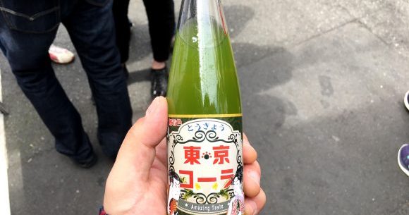 築地の路上で変に高い値段で売ってる 謎のコーラ を飲んでみた 緑茶で作られた 東京コーラ ロケットニュース24