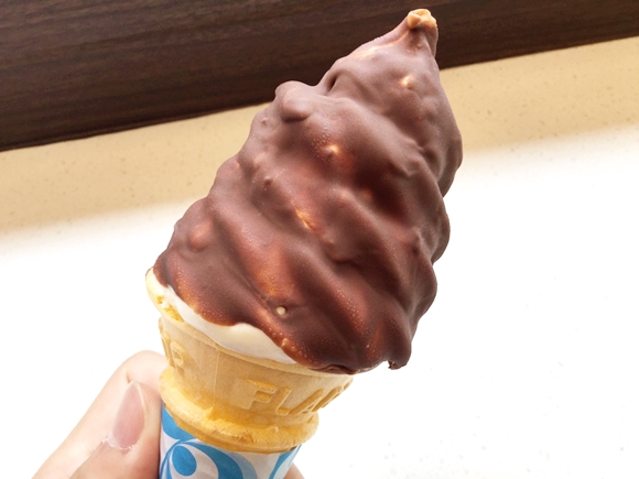 【豆知識】マクドナルドの “ちょっとレア” なソフトクリーム「チョコディップコーン」がめちゃウマ！ 全国約270店舗で販売中だぞーッ!!