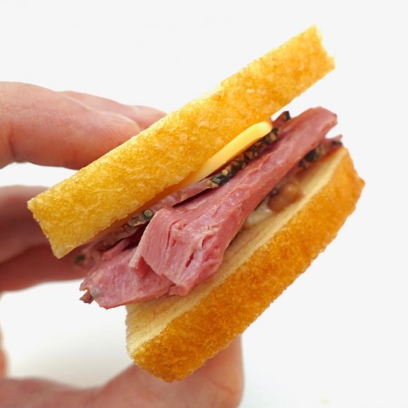 【激レアグルメ】バームクーヘンをサンドイッチにした謎メニューがまさかの美味 / 食べられるのは羽田空港第2ターミナル内の「ねんりん家」のみ