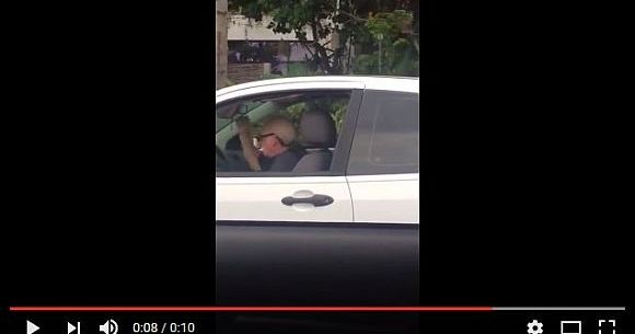 隣の車見ろ おじいちゃんがヘドバンしながら運転してるぞ っていう動画 しかも音楽はメタリカ ロケットニュース24