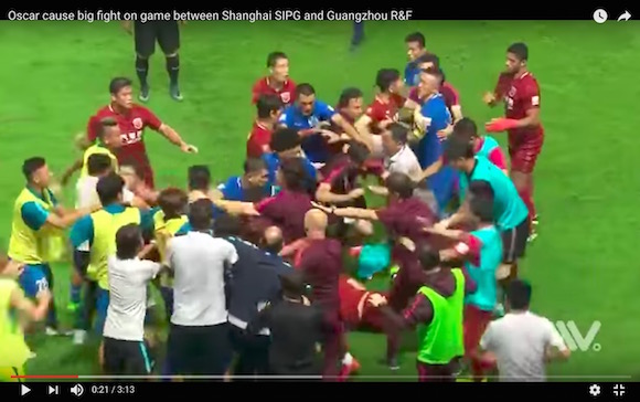 中国サッカーで大乱闘が発生 元ブラジル代表が相手に思い切りボールを蹴り込む暴挙 ロケットニュース24