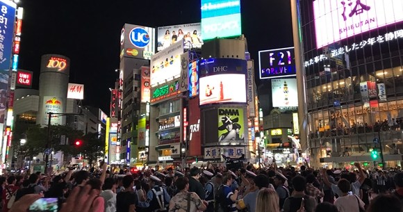 速報 渋谷駅前 日本のw杯出場決定で大変なことになる 凄まじい数の警察官で異様な雰囲気に ロケットニュース24