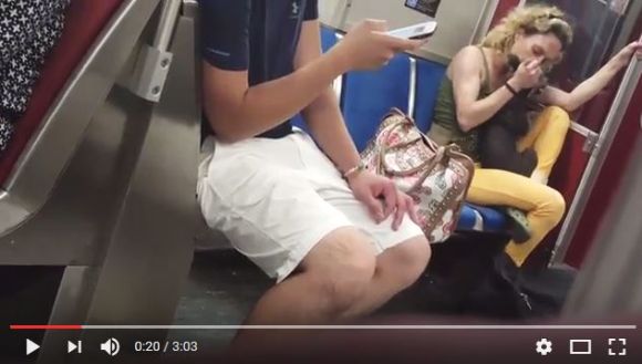 地下鉄で飼い犬に噛み付く女性が激撮される / 見かねた乗客が注意して飼い主が強制下車させられる展開に
