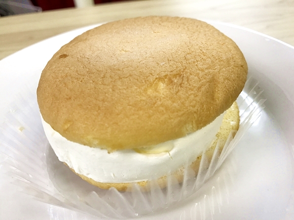 セブン限定 コールドストーンの新作アイス ハニーポップチーズケーキ が無敵のウマさ ふんわりブッセでアイスをサンド ロケットニュース24