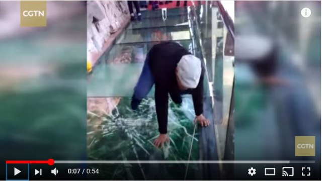 【中国】天空でガラスの橋が割れていく…！ 驚きの瞬間をとらえた動画が拡散中 / その真相が明らかに