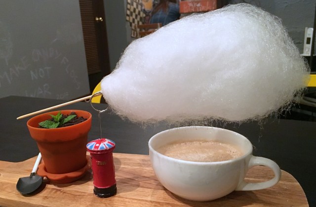 こんなオシャレなカフェ見たことない！ 雨がカップに落ちてくる『雲下コーヒー』を飲んでみた / 京都「アルファ フードアンドドリンク」