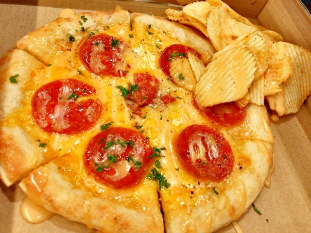 【は？】「ピザの味を再現した『ピザポテト』の味を再現したピザ」が爆誕！ 食べている途中、何が真実なのか分からなくなったでござる