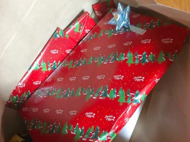 【素敵】値段は220円だけど…「最高のクリスマスプレゼントをもらった話」を英女性が公開して話題 / ハリポタの原作者も感動ツイート！