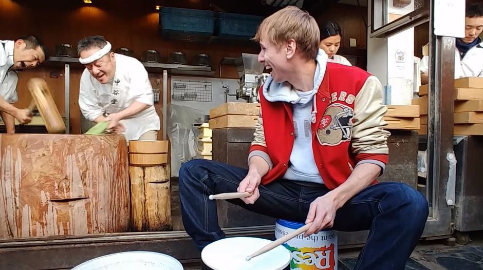 神業動画】老舗餅店の高速餅つきと有名ドラマーのコラボが凄くて癖に