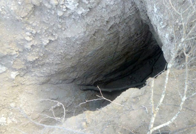 ケニアの大地にぽっかり空いてる謎の穴、その正体は「長い時間をかけて少しずつ移動していくトイレ」だった / マサイ通信：第133回