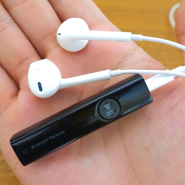 【iPhoneユーザー必見】イヤホンをワイヤレス化できる「Bluetoothレシーバー（2500円） 」を使ってみた → カンタンなのに使い勝手よし！