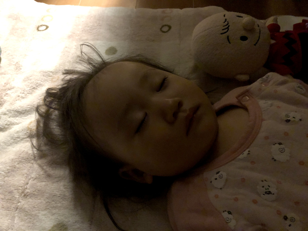 コラム なぜ幼い子供は気付くと真横になって寝ているのか ロケットニュース24