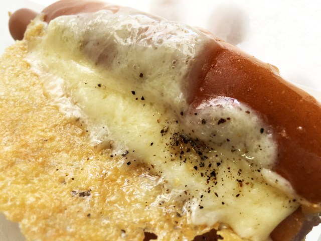 【Twitterで話題】あふれ出すチーズの海！ 新宿アルタ前で売られてるホットドッグが罪深すぎる!!『ラクレットチーズドッグス』