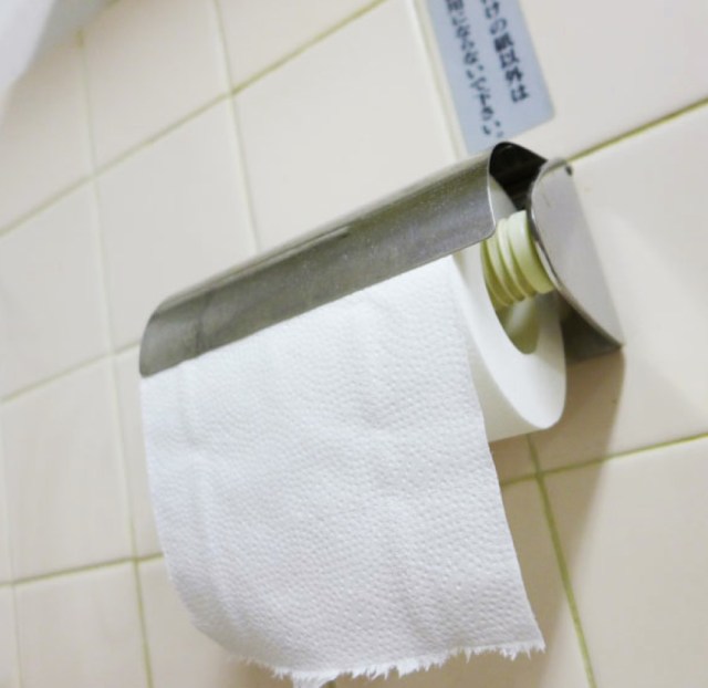 ある小学校が「トイレにトイレットペーパーを置かない」というナゾ校則を制定 → もちろん生徒の親は激怒