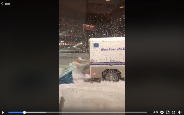 【動画あり】「アナ雪のエルサ」に扮した男性弁護士が大雪で動けなくなった警察車両を助けて拍手喝采