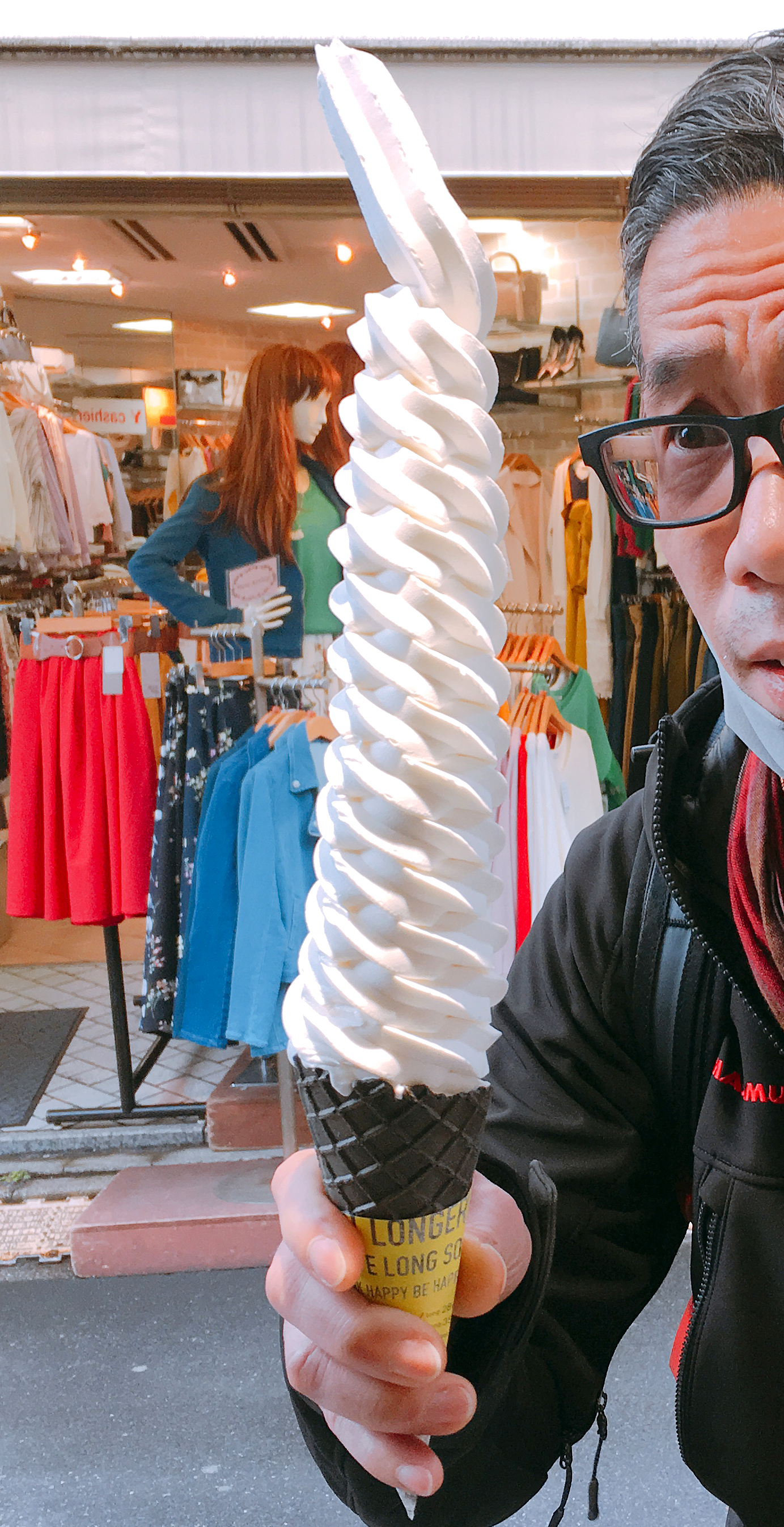 インスタ女子注目 日本一長いソフトクリームを提供するお店が東京 原宿にオープン マジでなげぇえええええええええッ ロケットニュース24