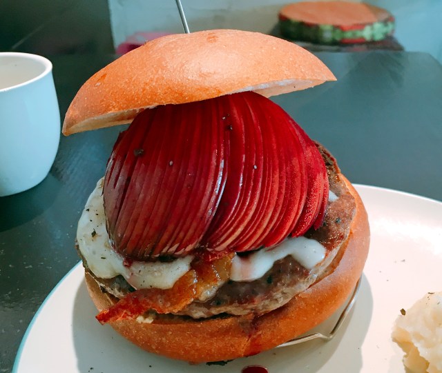 どう見てもスイーツ！ 東京・代々木『ICON』の「りんごバーガー」が美しすぎる!! 食べるのをためらうレベル