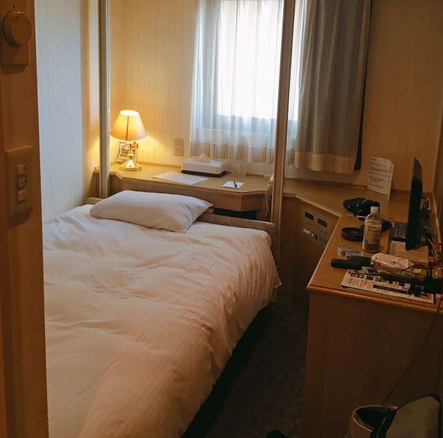 【衝撃】大阪にあるホテルのシングルルームベッドがヤバいッ！ 上げたり下げたりできるってマジかよッ!!