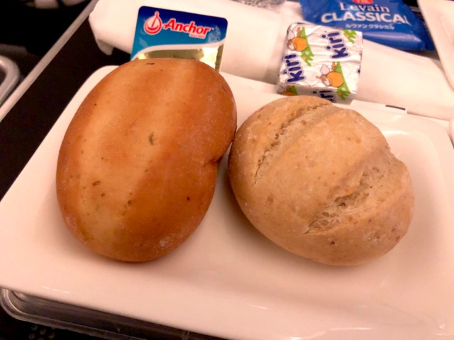 【衝撃】ニュージーランド航空のパンが激ウマすぎる！ 機長がパン職人じゃないかと疑うレベル!!