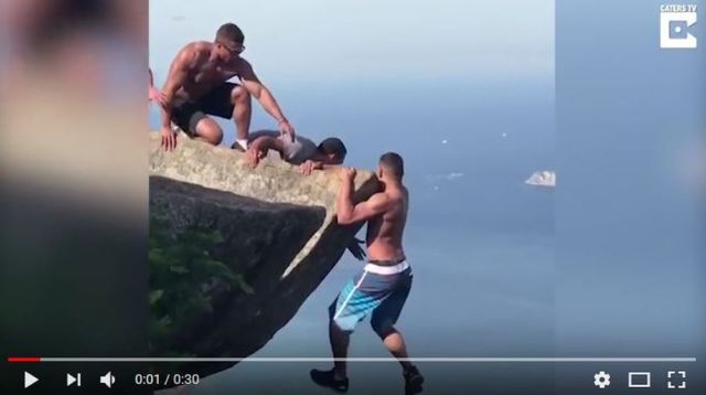 【超危険】写真撮影で「地上800メートルの崖にぶら下がった男性」が崖上に戻れなくなり大騒動に！ その動画にハラハラ…